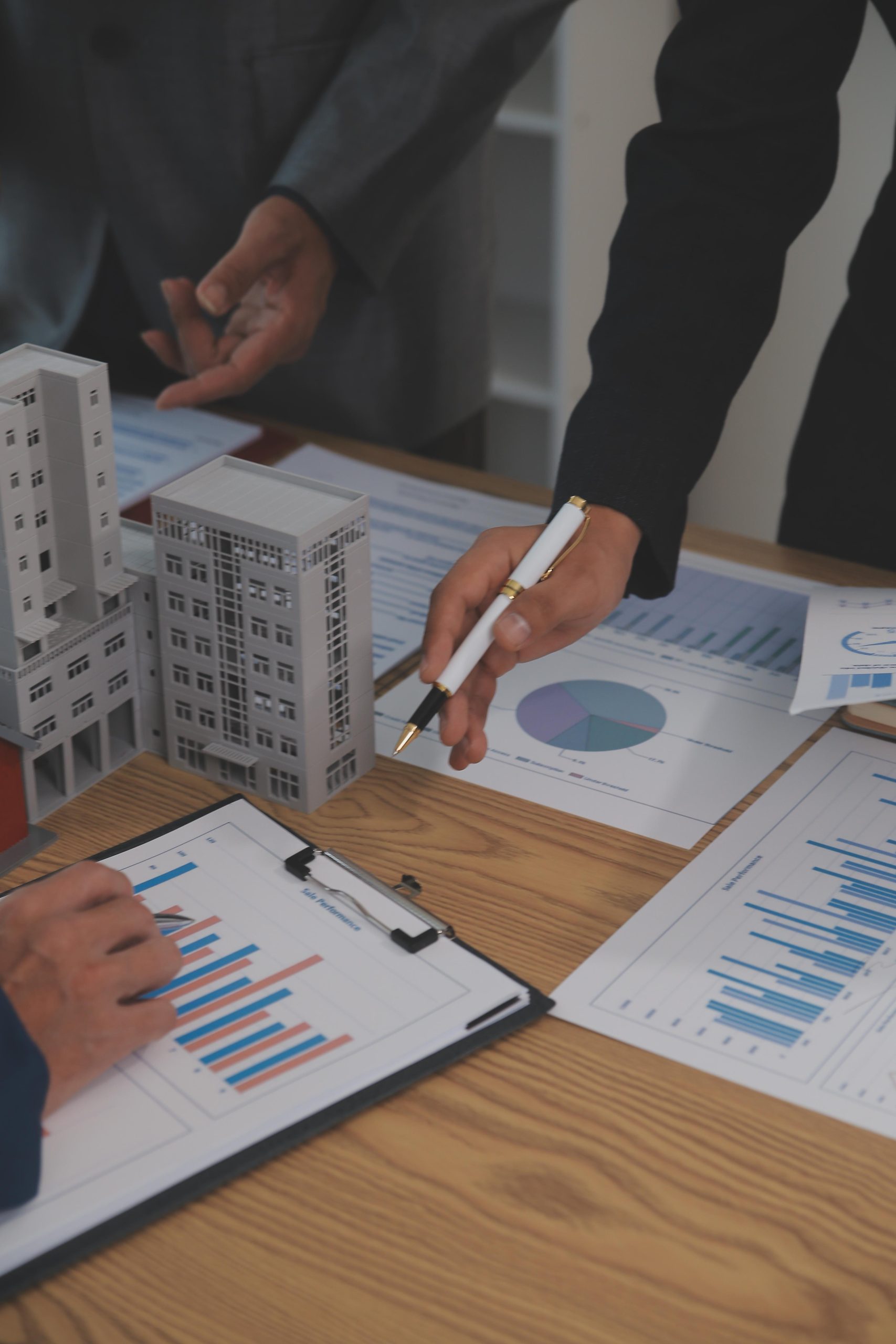 vecteezy_balancing-the-property-sector-the-real-estate-agent-is_44784744